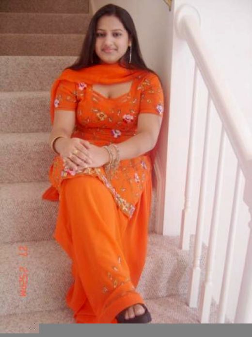 Desi Girls And Aunties Hot And Sexy Pictures Hot Indian Housewifes